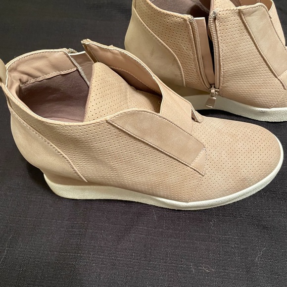 Cream color wedge sneakers. Size 10 - Picture 4 of 8